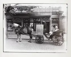 Utanför biograf Rivoli, 1934