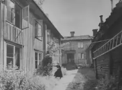 Kvinna på Kyrkogårdsgatan, 1930-tal