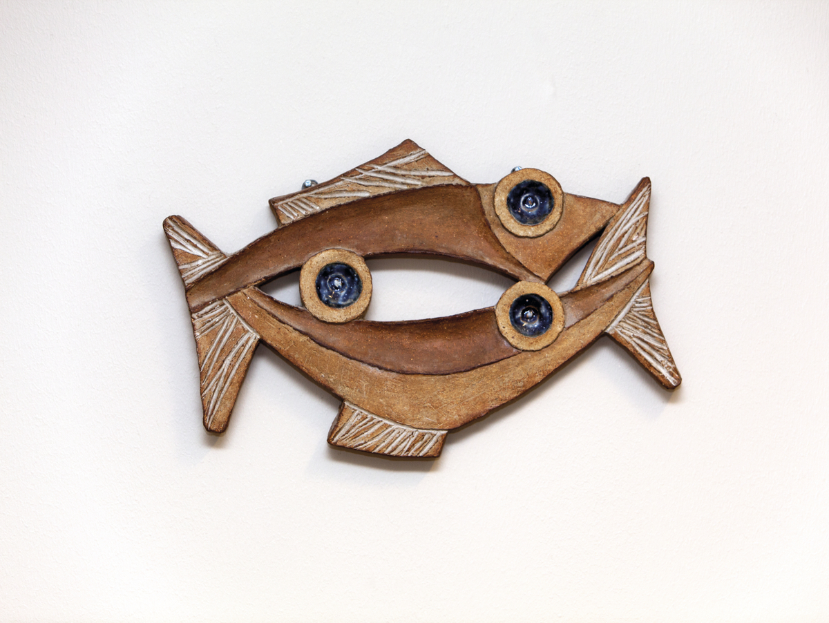 Keramisk relieff med fiskemotiv