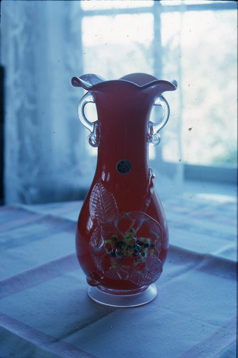 Vas, rött glas.