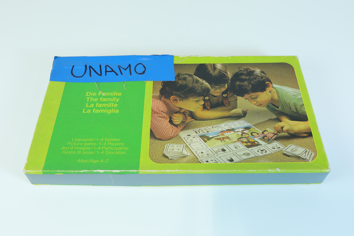 "Die Familie". Brettspill som tar for seg familierelasjoner. Kan spilles på tre ulike måter.