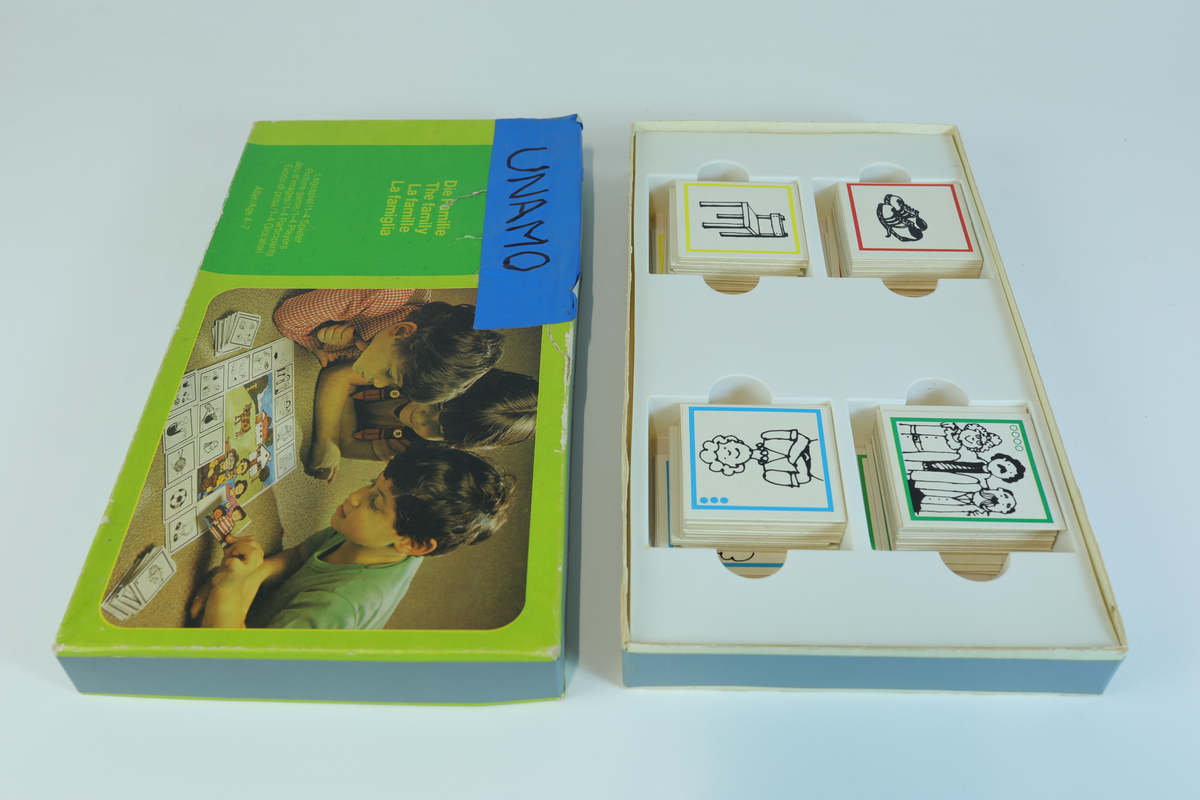 "Die Familie". Brettspill som tar for seg familierelasjoner. Kan spilles på tre ulike måter.