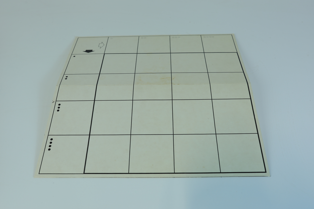 "Die Familie". Brettspill som tar for seg familierelasjoner. Kan spilles på tre ulike måter.