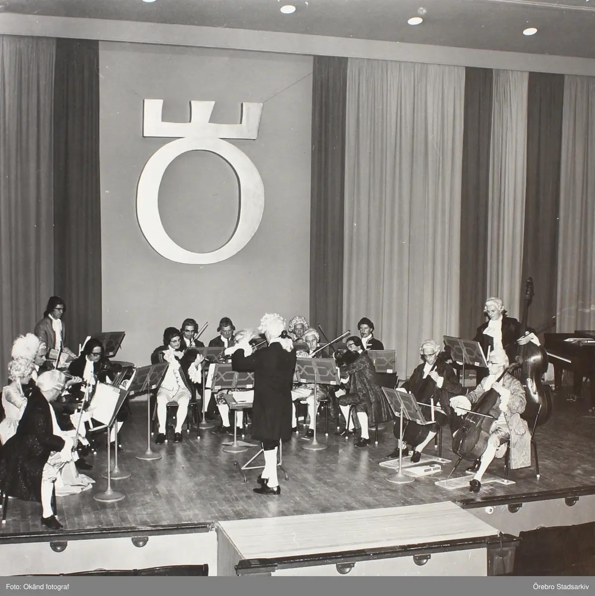 Uppklädd orkester i Konserthuset