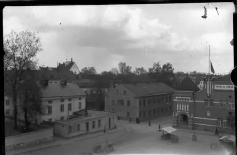 Vy från Uppsala domkyrka över St Eriks torg i Uppsala, i bakgrunden syns Saluhallen.