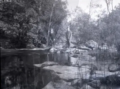 Två pojkar vid Virån. Till höger står Bengt Stensiö. Pojken till vänster håller ett metspö i bambu.