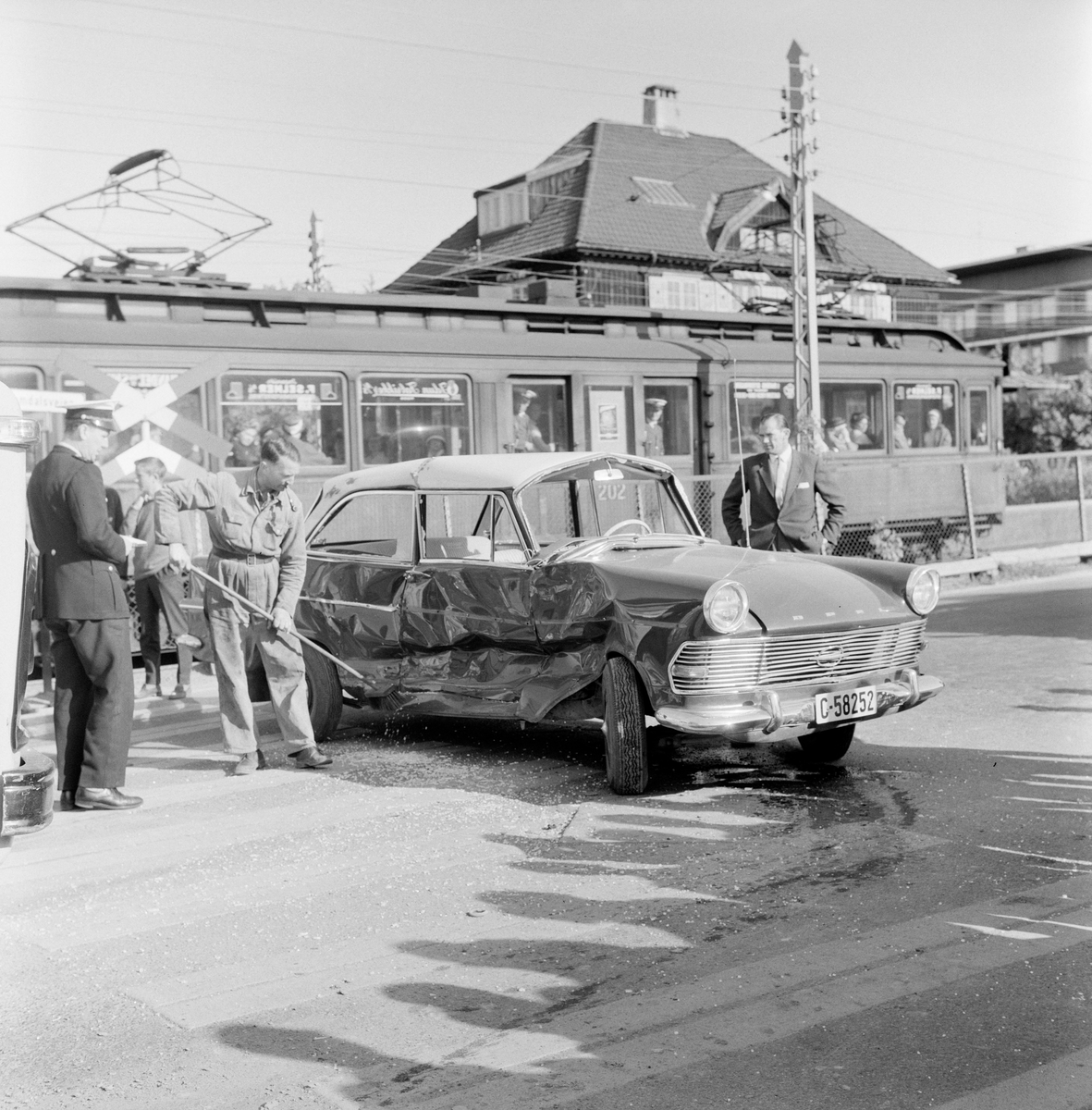 Datamativ. Skjellstad. Bilulykke på Vinderen.