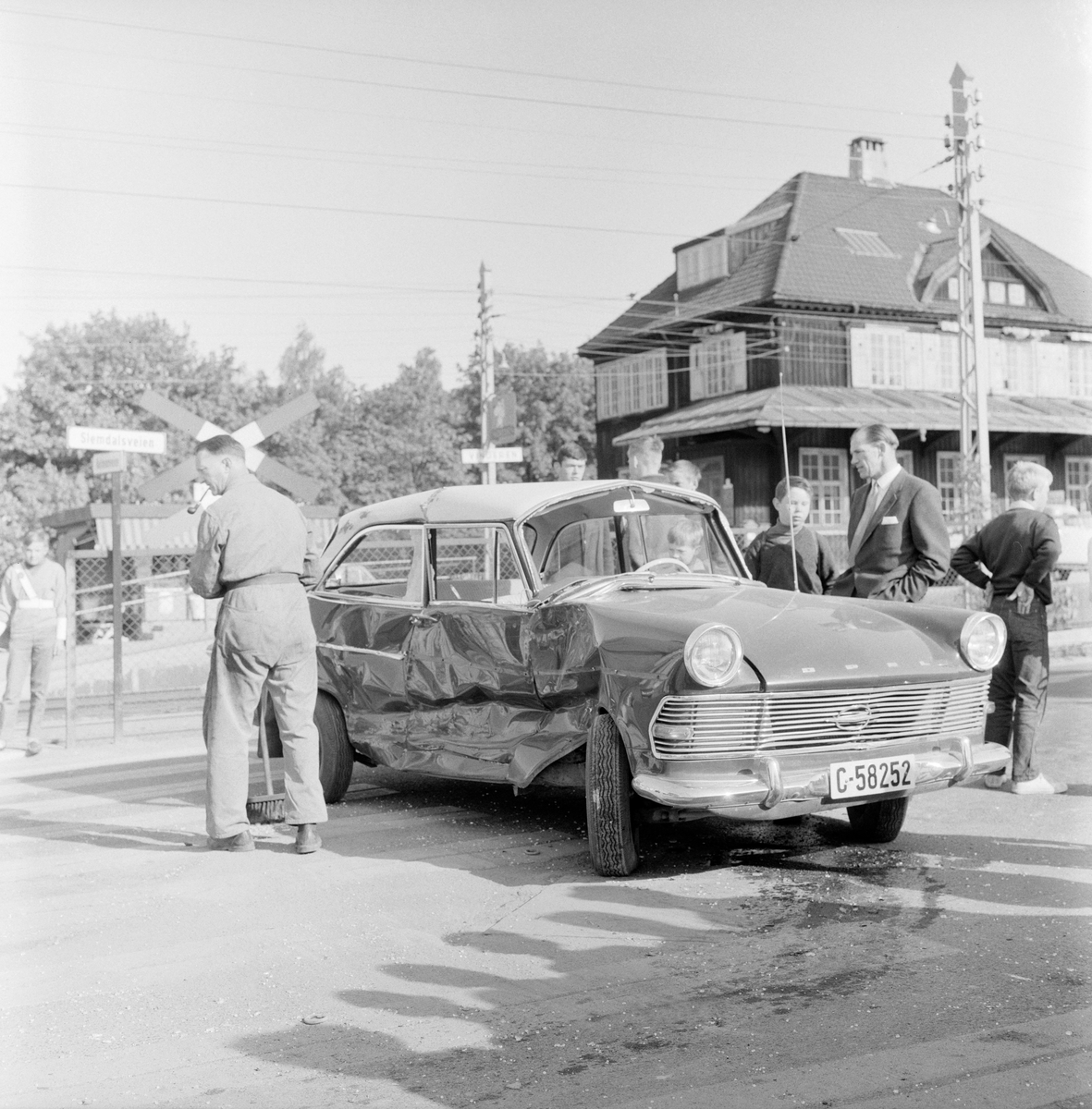 Datamativ. Skjellstad. Bilulykke på Vinderen.