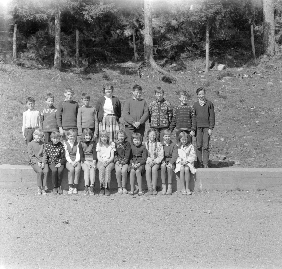 Klassefoto. Ukjent hvor på Nordmøre i Møre og Romsdal. Bildet er datert til 1966. Fra fotoarkivet etter portrettfotograf Claus Monge. Museet overtok arkivet sommeren 2011. 