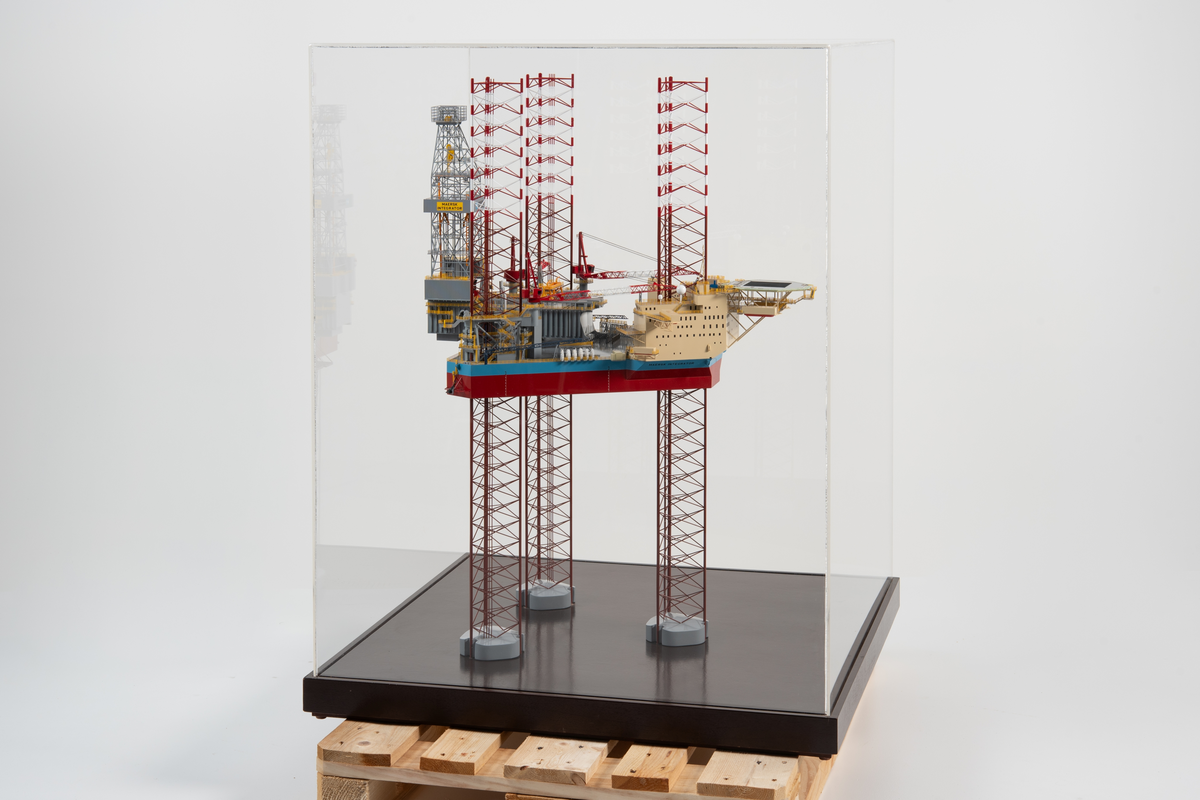 Helmodell av den oppjekkbare boreriggen Maersk Integrator. Modellen er plassert på sokkel med monter.