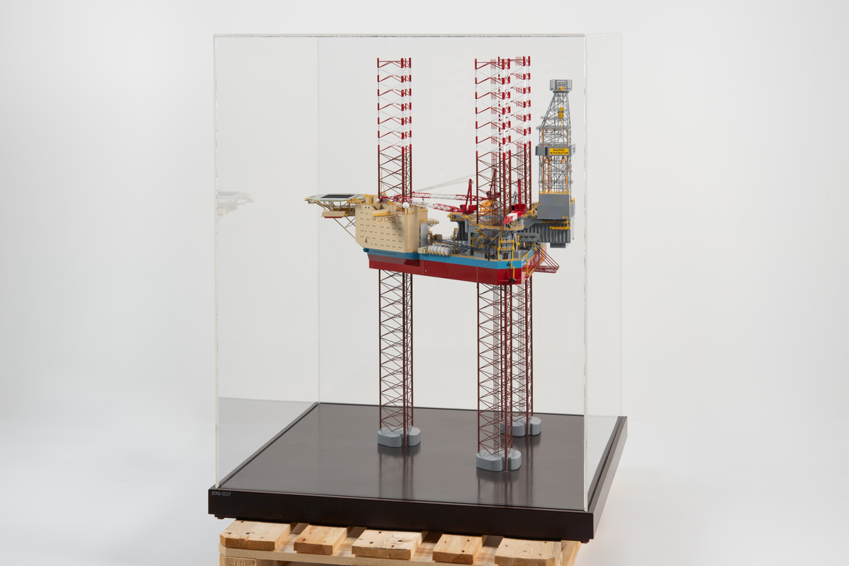 Helmodell av den oppjekkbare boreriggen Maersk Integrator. Modellen er plassert på sokkel med monter.