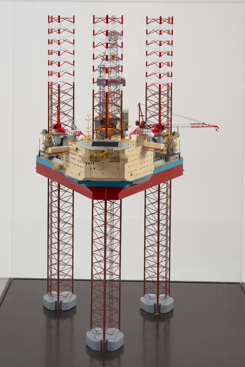 Helmodell av den oppjekkbare boreriggen Maersk Integrator. Modellen er plassert på sokkel med monter.