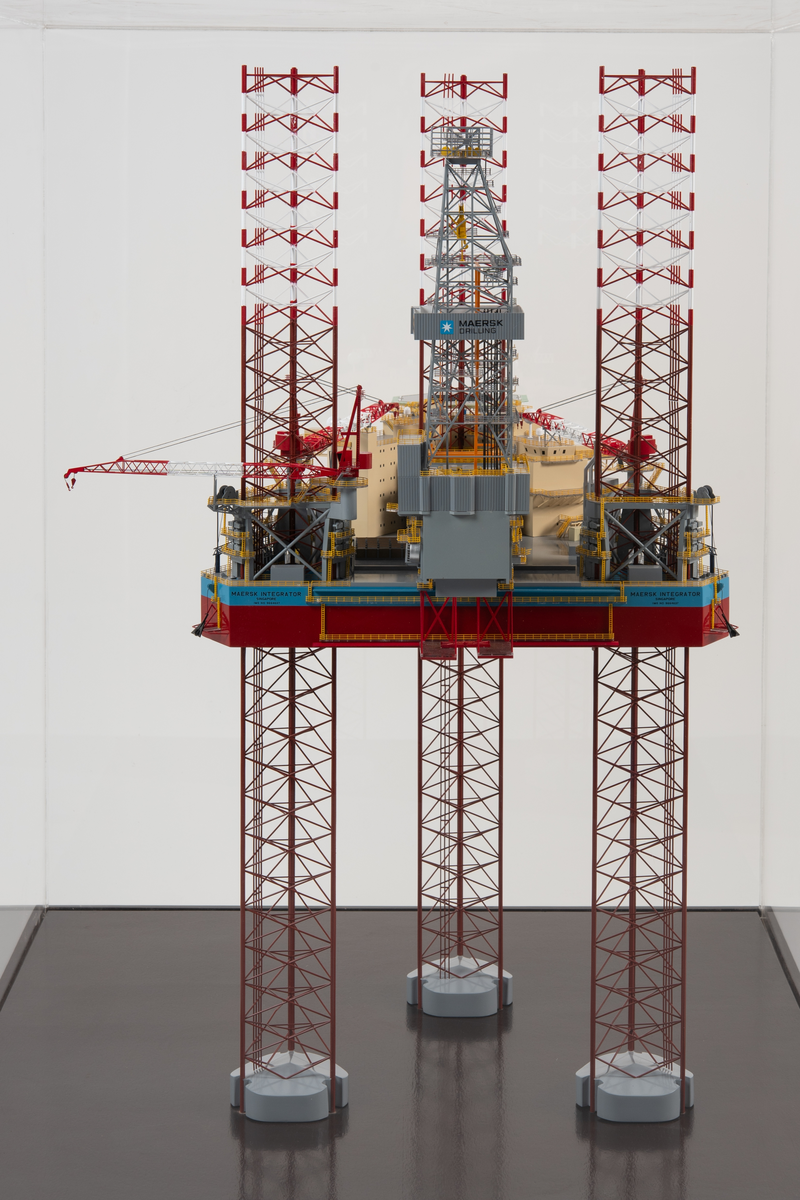 Helmodell av den oppjekkbare boreriggen Maersk Integrator. Modellen er plassert på sokkel med monter.