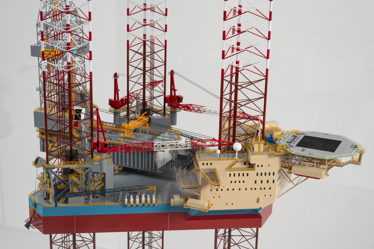 Helmodell av den oppjekkbare boreriggen Maersk Integrator. Modellen er plassert på sokkel med monter.