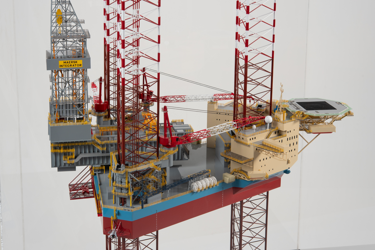 Helmodell av den oppjekkbare boreriggen Maersk Integrator. Modellen er plassert på sokkel med monter.