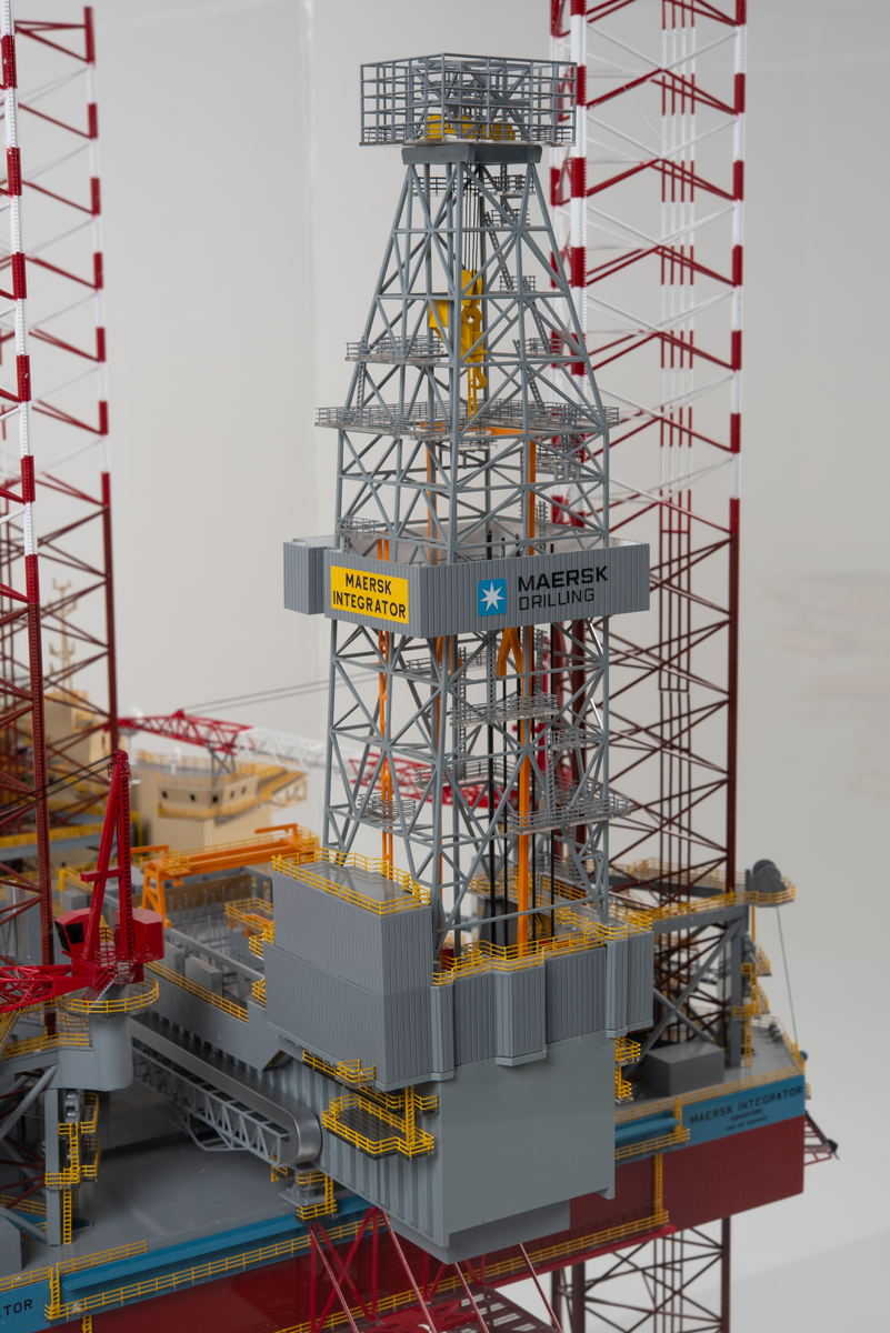 Helmodell av den oppjekkbare boreriggen Maersk Integrator. Modellen er plassert på sokkel med monter.