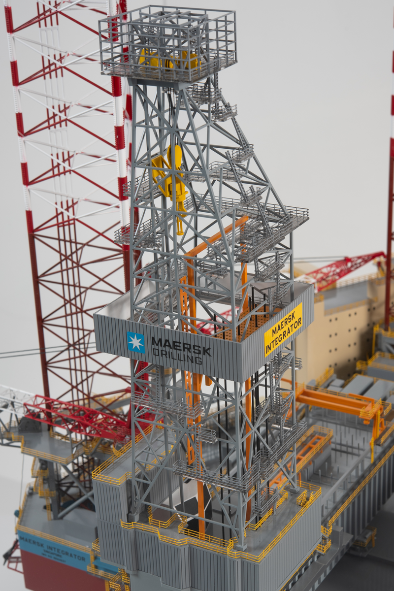 Helmodell av den oppjekkbare boreriggen Maersk Integrator. Modellen er plassert på sokkel med monter.
