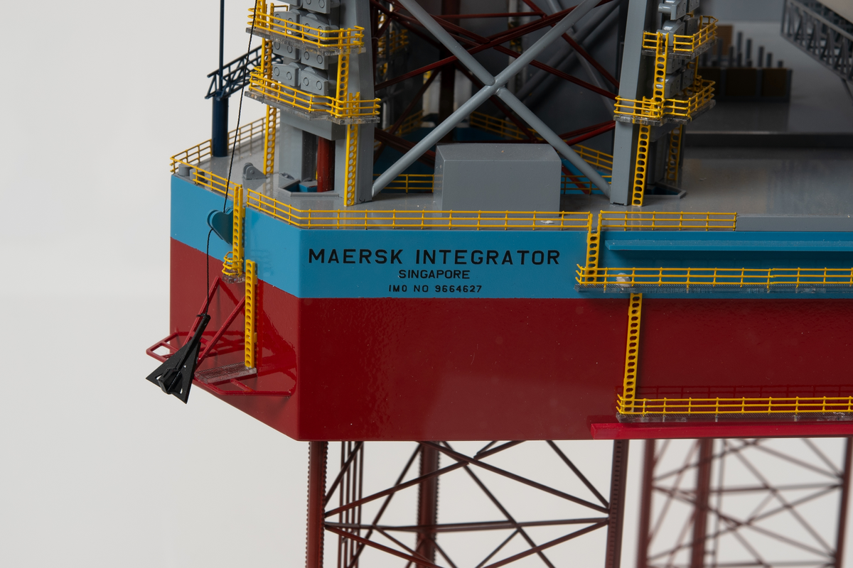 Helmodell av den oppjekkbare boreriggen Maersk Integrator. Modellen er plassert på sokkel med monter.