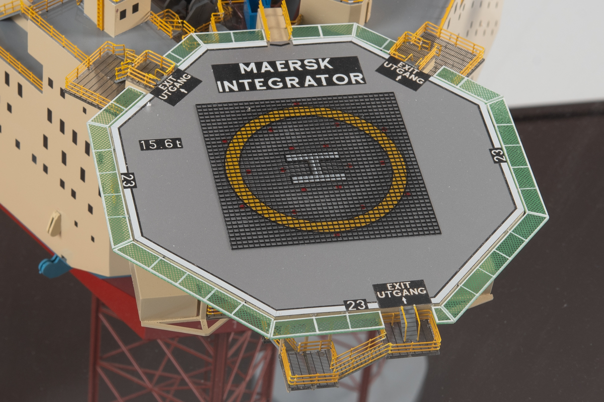 Helmodell av den oppjekkbare boreriggen Maersk Integrator. Modellen er plassert på sokkel med monter.