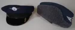 Uniformslue. To sjåførluer. Den ene har solskygge (sommerlue) og den andre er en foret båtlue (vinterlue). Begge har OFB logo.