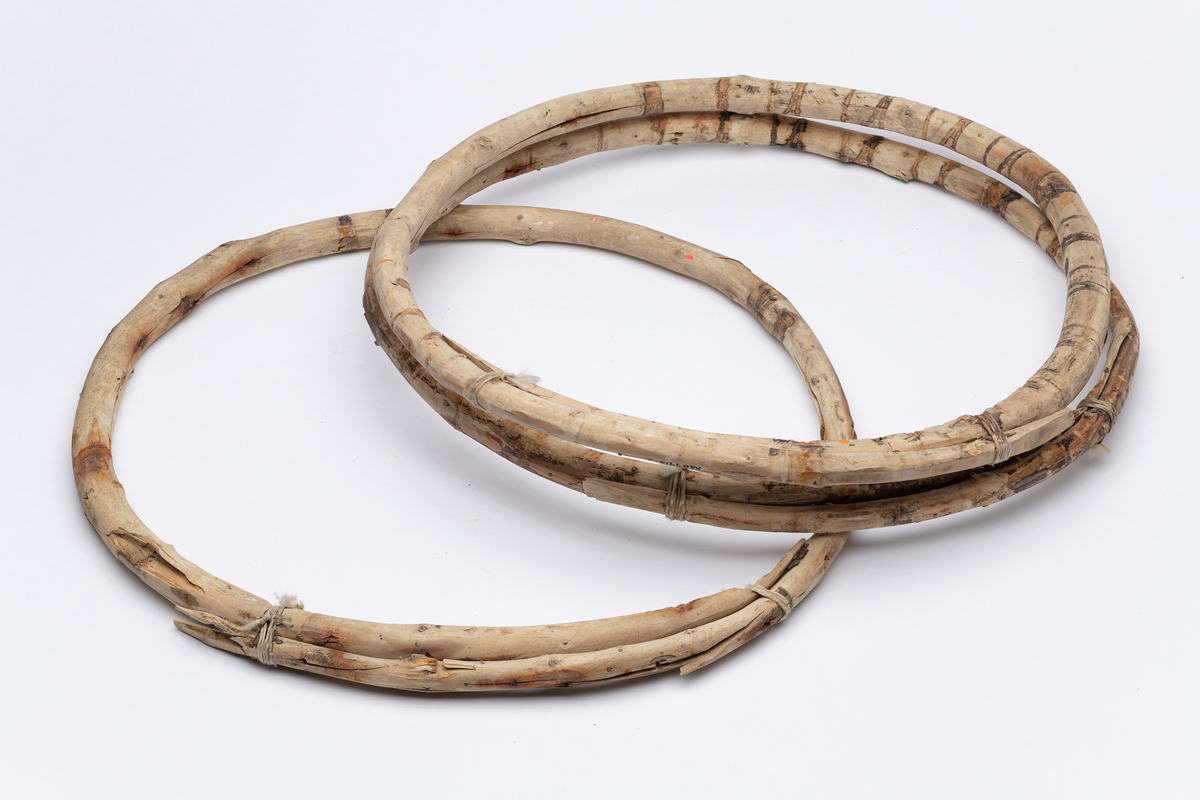 Tre gjorder. Gjord = ring til hummertene. Et barket emne av gran lagt rundt gjordemal slik at ringen blir formet. Endepunktene er ført over hverandre slik at de overlapper. Endepunktene er festet til ringen med en snor. Snora er festet så hardt at det har gnagd spor i treverket.