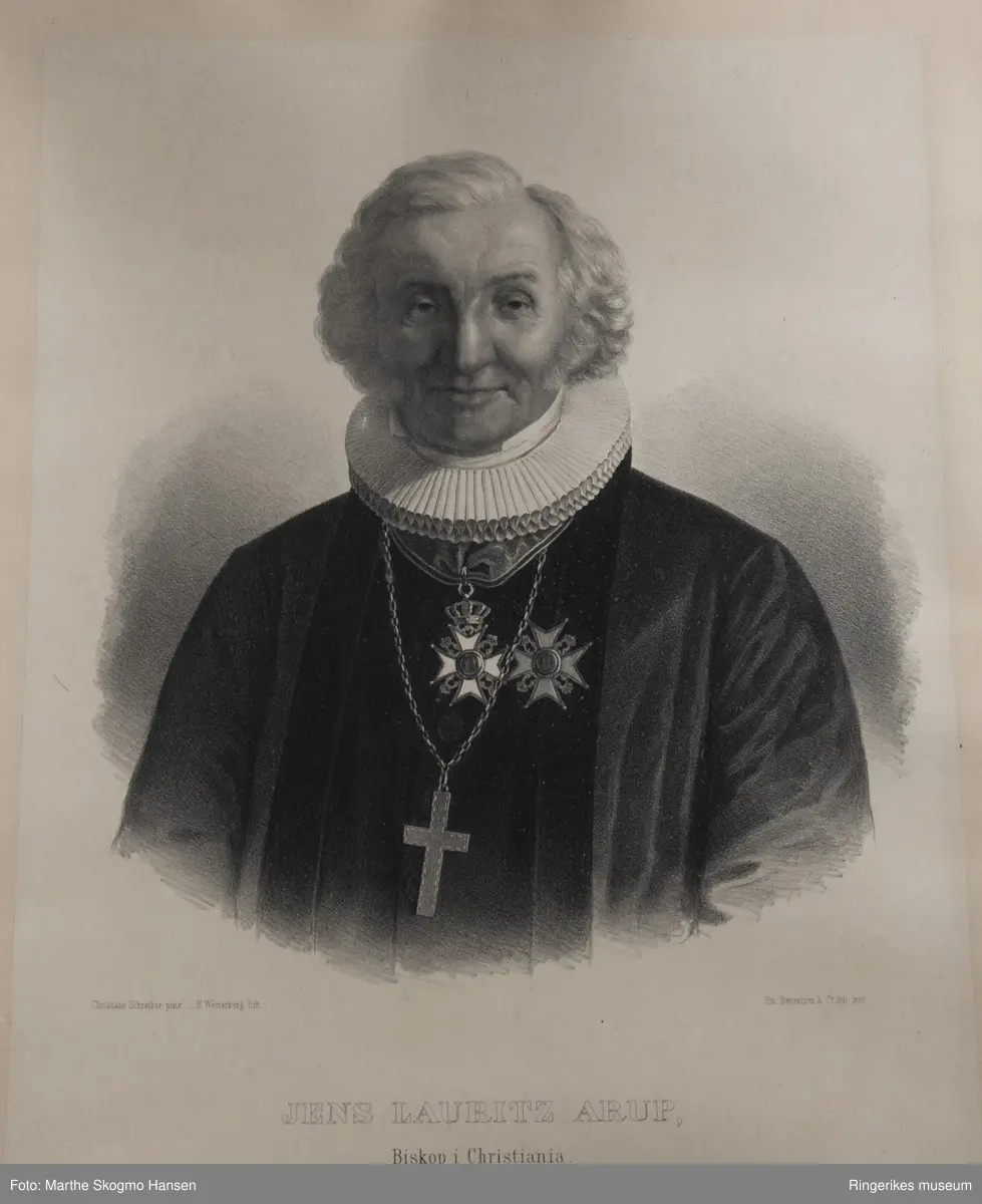 Portrett av en eldre Jens Laurits  Arup, Biskop i Christiania i biskopbekledning med stort kors rundt halsen og medaljer på brystet. Han sitter lett smilende med høytidelig uttrykk i ansiktet og ser rett på tilskueren.