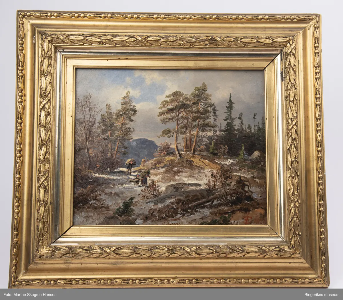 Oljemaleri fra Moe-minnet. I følge gammel registreringsprotokoll er maleriet av J. F. Eckersberg. Signaturen på selve maleriet er et slags tegn og datert 1851. Motivet er tre arbeidende personer opp under snaufjellet. Fra nasjonalromantikkens tidsalder. Maleriet med ramme måler 37 X 33 cm.
