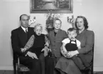 En familj med tre pojkar har samlats för ett gruppfoto.
Poliskonstapel Bertil Strömberg med familj, Växjö.