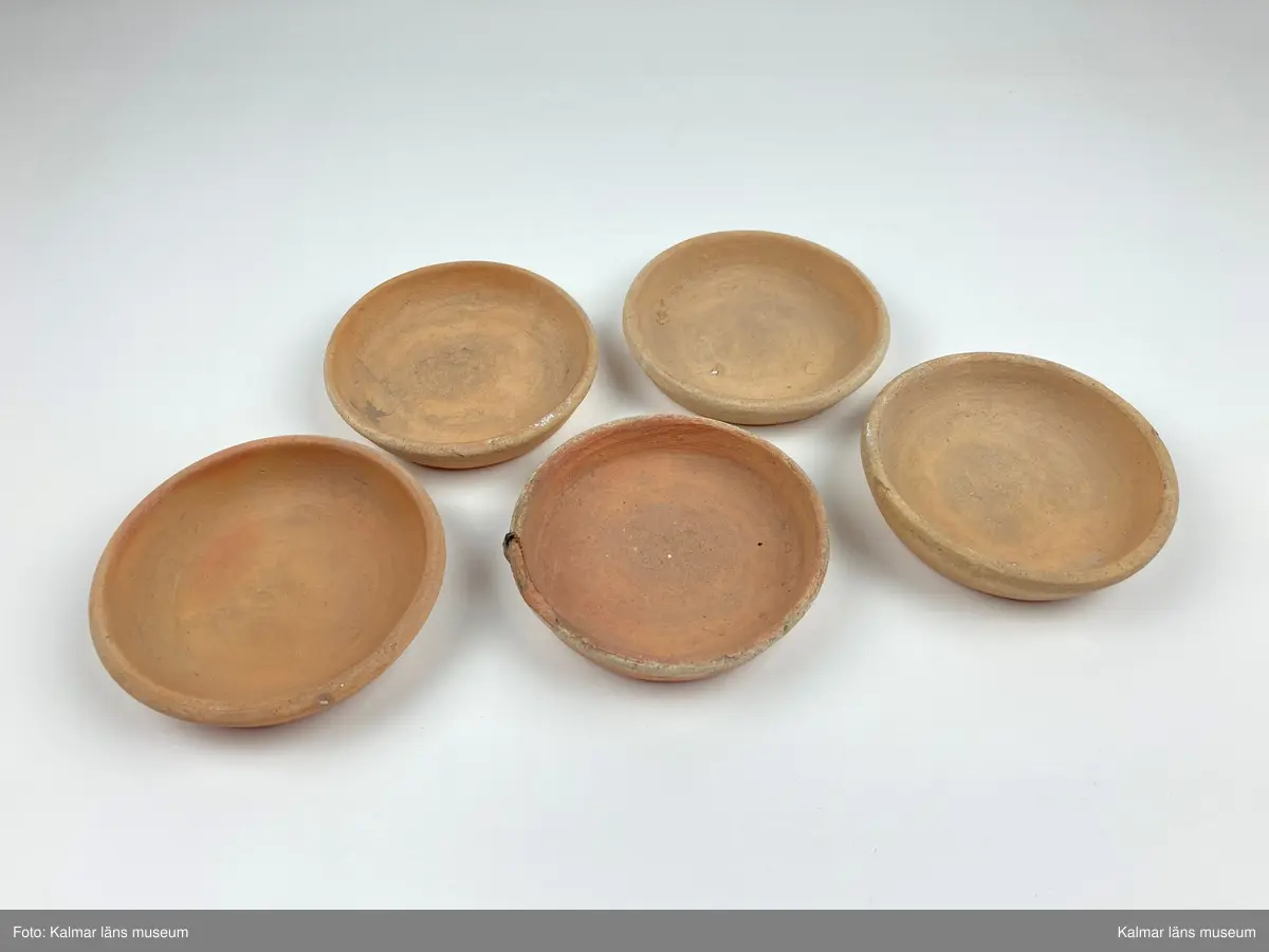 KLM 27229. Blomkruksfat. 5 st. Oglaserade av röd lera.