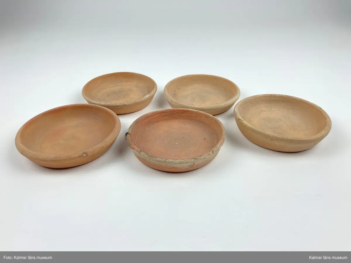 KLM 27229. Blomkruksfat. 5 st. Oglaserade av röd lera.
