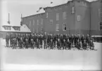 Pluton på skidor på kaserngården. 
I 11, Växjö