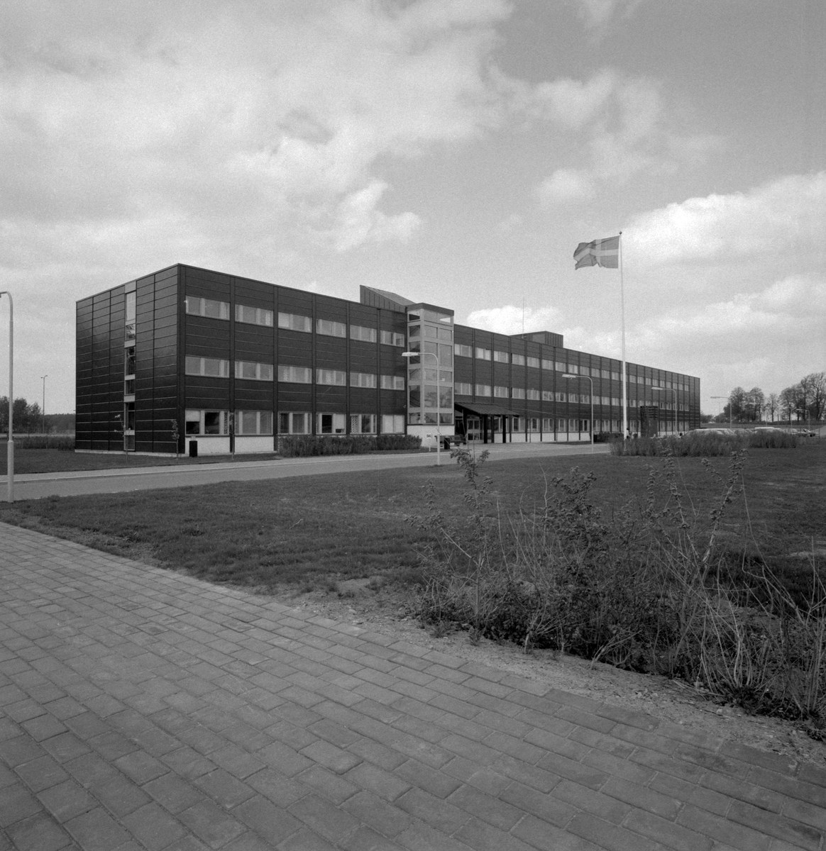 Under 1970-talet flyttades fyra statliga verk till Linköping, FOA, VTI, SGI och bildens SKL. Samtliga lokaliserades i nybyggda lokaler nära universitetet. I senare tid har emellertid SKL flyttats till Garnisionsområdet och i än senare tid omorganiserats till Nationellt forensiskt centrum, NFC. Foto invigningsdagen 1976.