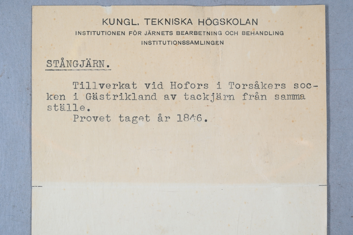Prov på stångjärn. Märkning på provet med brukets stämpel. Två tillhörande lappar med notering: "Stångjern tillverkat 1846 vid Hofors i Thorsåker Sn i Gestrikland af tackjern från samma ställe."