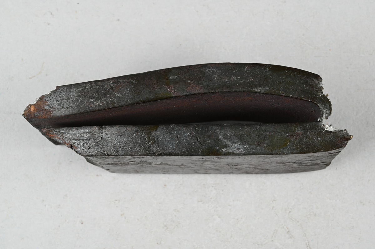 Prov på stångjärn. Märkning på provet med brukets stämpel. Tillhörande lapp med notering: "Stångjern fr. Högfors i N. kopparberg af Örebro län tillverkat 1849."