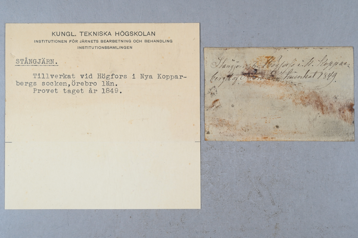 Prov på stångjärn. Märkning på provet med brukets stämpel. Tillhörande lapp med notering: "Stångjern fr. Högfors i N. kopparberg af Örebro län tillverkat 1849."
