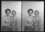 Grupporträtt, passfoto. två personer. 
Fru Eriksson med dotter. Kolbäck. Gustaf Åhmans samling.