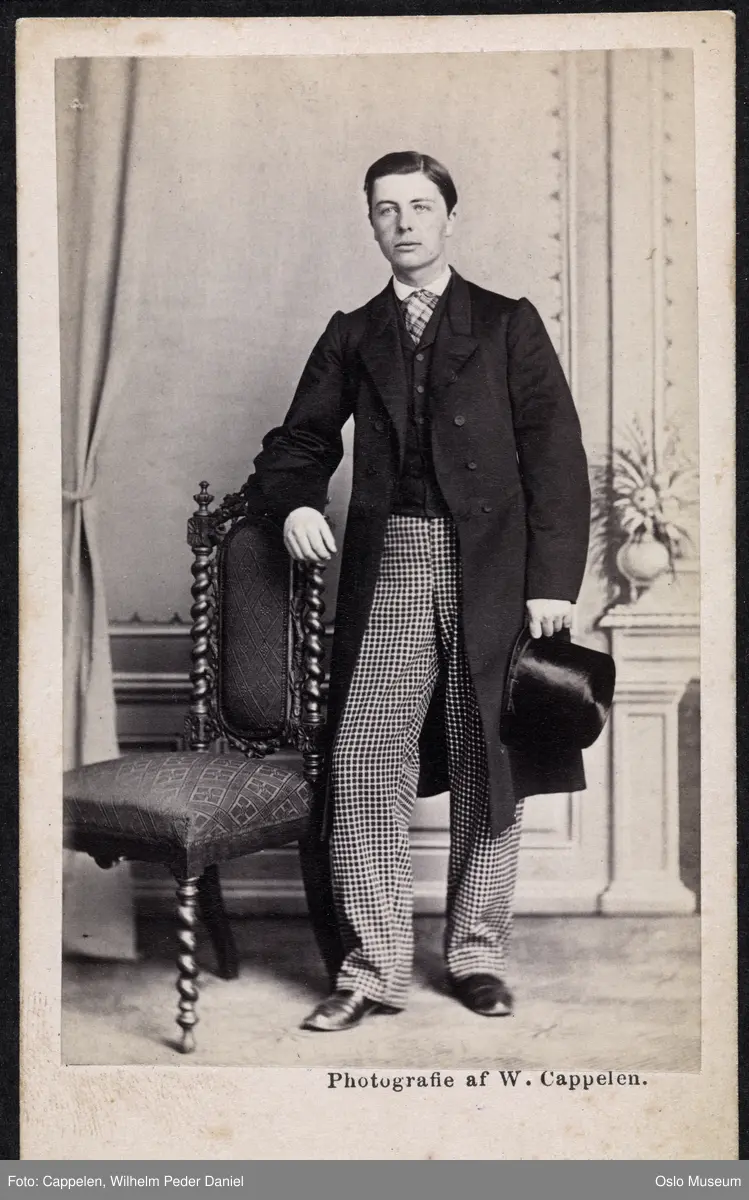 portrett, mann, stående helfigur, visittpositur, flosshatt i hånden, rutete bukse