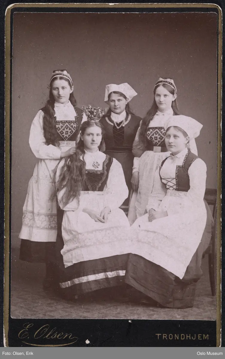 gruppe, kvinner, sittende og stående helfigur, bunader