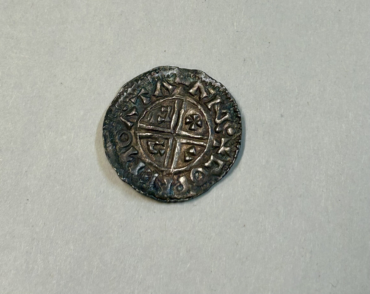 Mynt, Sverige, Olof Skötkonung
Myntm. Godwine
2,2g


221 ST. ARABISKA, 20 BYZANTISKA, 205 TYSKA, 774 ENGELSKA, 3 ENGELSKA, FRAGMENT (HARALD 1035-40), 36 ENG. FRAGM. STÖRRE, CIRKA 30 FRAGM. SMÅ, 1 DANSKT, 1 NORSKT, (OLAV TRYGGVASON), 2 IRISKA, 12 + 1 FRAGMENT SVENSKA, 39 ÖVRIGA SKANDINAVISKA. I ARABISKT M. DEPONERAT HOS KUNGL. M. VERKET. ANTALEN BÖR KORRIGERAS EFTER NYA UNDERSÖKNINGAR AV KUNGL. MYNTVERKET. SKATTEN FUNNEN VID KARLS 1'10 I TINGSTÄDE. INLÖST FÖR 10000 kr MED ANSLAG FRÅN SÄLLSKAPET U.D. I VISBY. SE ÄVEN C.10351. KATALOGISERINGEN GJORD EFTER UPPSATS AV GUSTAF TROTZIG: SILVERSKATTEN FRÅN KARLS I TINGSTÄDE, GOTL. ARKIV 1967. SE ÄVEN C. 10773, 10774, 10832. PRISET 10000 kr GÄLLER FÖR 10396:1 - 49.