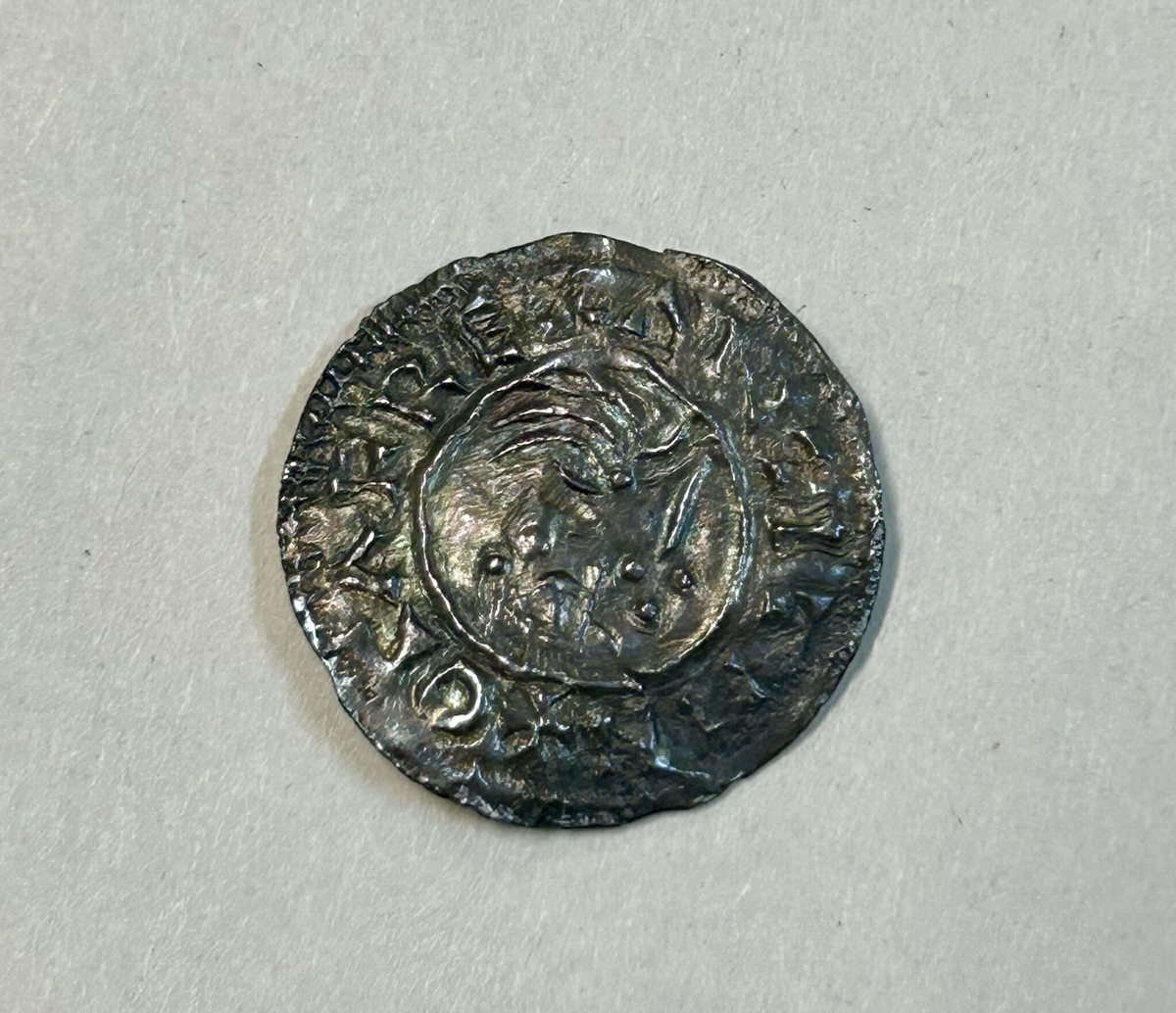 Mynt, Sverige, Olof Skötkonung
Myntm. Godwine
2,2g


221 ST. ARABISKA, 20 BYZANTISKA, 205 TYSKA, 774 ENGELSKA, 3 ENGELSKA, FRAGMENT (HARALD 1035-40), 36 ENG. FRAGM. STÖRRE, CIRKA 30 FRAGM. SMÅ, 1 DANSKT, 1 NORSKT, (OLAV TRYGGVASON), 2 IRISKA, 12 + 1 FRAGMENT SVENSKA, 39 ÖVRIGA SKANDINAVISKA. I ARABISKT M. DEPONERAT HOS KUNGL. M. VERKET. ANTALEN BÖR KORRIGERAS EFTER NYA UNDERSÖKNINGAR AV KUNGL. MYNTVERKET. SKATTEN FUNNEN VID KARLS 1'10 I TINGSTÄDE. INLÖST FÖR 10000 kr MED ANSLAG FRÅN SÄLLSKAPET U.D. I VISBY. SE ÄVEN C.10351. KATALOGISERINGEN GJORD EFTER UPPSATS AV GUSTAF TROTZIG: SILVERSKATTEN FRÅN KARLS I TINGSTÄDE, GOTL. ARKIV 1967. SE ÄVEN C. 10773, 10774, 10832. PRISET 10000 kr GÄLLER FÖR 10396:1 - 49.