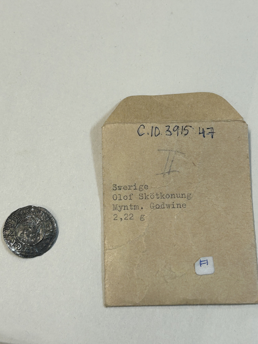 Mynt, Sverige, Olof Skötkonung
Myntm. Godwine
2,2g


221 ST. ARABISKA, 20 BYZANTISKA, 205 TYSKA, 774 ENGELSKA, 3 ENGELSKA, FRAGMENT (HARALD 1035-40), 36 ENG. FRAGM. STÖRRE, CIRKA 30 FRAGM. SMÅ, 1 DANSKT, 1 NORSKT, (OLAV TRYGGVASON), 2 IRISKA, 12 + 1 FRAGMENT SVENSKA, 39 ÖVRIGA SKANDINAVISKA. I ARABISKT M. DEPONERAT HOS KUNGL. M. VERKET. ANTALEN BÖR KORRIGERAS EFTER NYA UNDERSÖKNINGAR AV KUNGL. MYNTVERKET. SKATTEN FUNNEN VID KARLS 1'10 I TINGSTÄDE. INLÖST FÖR 10000 kr MED ANSLAG FRÅN SÄLLSKAPET U.D. I VISBY. SE ÄVEN C.10351. KATALOGISERINGEN GJORD EFTER UPPSATS AV GUSTAF TROTZIG: SILVERSKATTEN FRÅN KARLS I TINGSTÄDE, GOTL. ARKIV 1967. SE ÄVEN C. 10773, 10774, 10832. PRISET 10000 kr GÄLLER FÖR 10396:1 - 49.