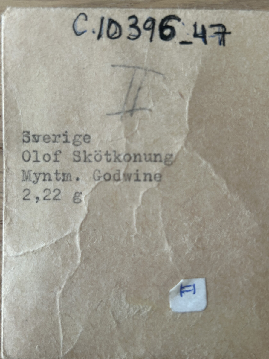 Mynt, Sverige, Olof Skötkonung
Myntm. Godwine
2,2g


221 ST. ARABISKA, 20 BYZANTISKA, 205 TYSKA, 774 ENGELSKA, 3 ENGELSKA, FRAGMENT (HARALD 1035-40), 36 ENG. FRAGM. STÖRRE, CIRKA 30 FRAGM. SMÅ, 1 DANSKT, 1 NORSKT, (OLAV TRYGGVASON), 2 IRISKA, 12 + 1 FRAGMENT SVENSKA, 39 ÖVRIGA SKANDINAVISKA. I ARABISKT M. DEPONERAT HOS KUNGL. M. VERKET. ANTALEN BÖR KORRIGERAS EFTER NYA UNDERSÖKNINGAR AV KUNGL. MYNTVERKET. SKATTEN FUNNEN VID KARLS 1'10 I TINGSTÄDE. INLÖST FÖR 10000 kr MED ANSLAG FRÅN SÄLLSKAPET U.D. I VISBY. SE ÄVEN C.10351. KATALOGISERINGEN GJORD EFTER UPPSATS AV GUSTAF TROTZIG: SILVERSKATTEN FRÅN KARLS I TINGSTÄDE, GOTL. ARKIV 1967. SE ÄVEN C. 10773, 10774, 10832. PRISET 10000 kr GÄLLER FÖR 10396:1 - 49.
