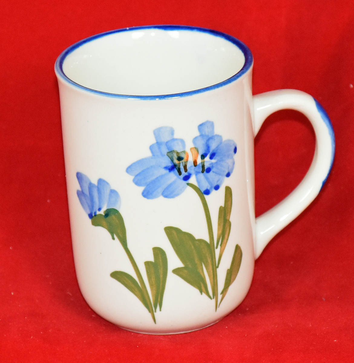 Stort krus til kaffe. Med dekor. Fabrikk stemplet.
