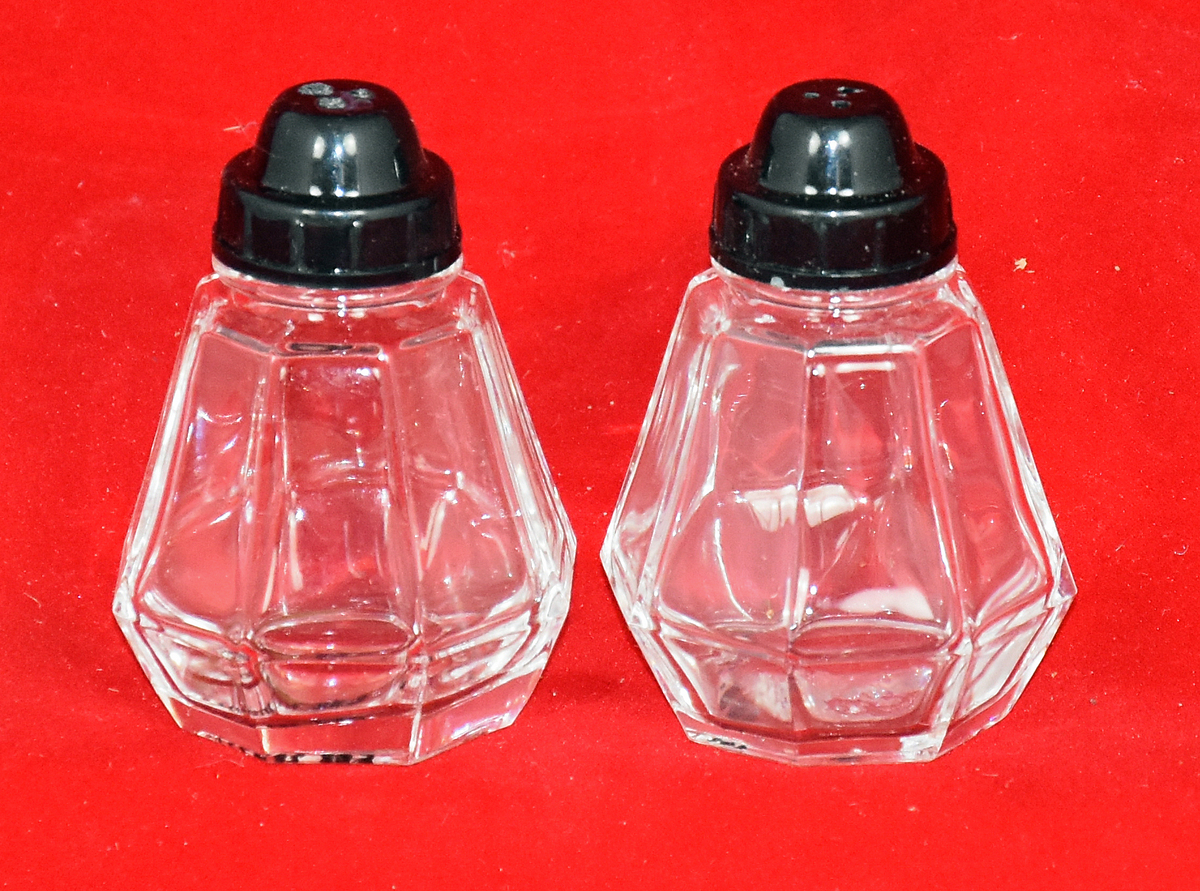 Krydderglass, 3 stykk med svart skrukork. 
(3 hull i korken/ toppen)
Merket med SØB nr+ A, B og C.