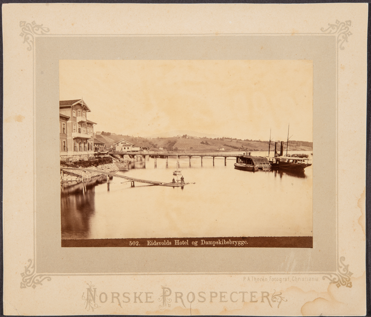 Eidsvoll, Eidsvolds hotell og Dampskipsbrygge, mjøsbåten D/S Kong Oscar, fraktepram ved brygga, 
Fotograf P. A. Thorén nr. 502 av "Norske prospekter"