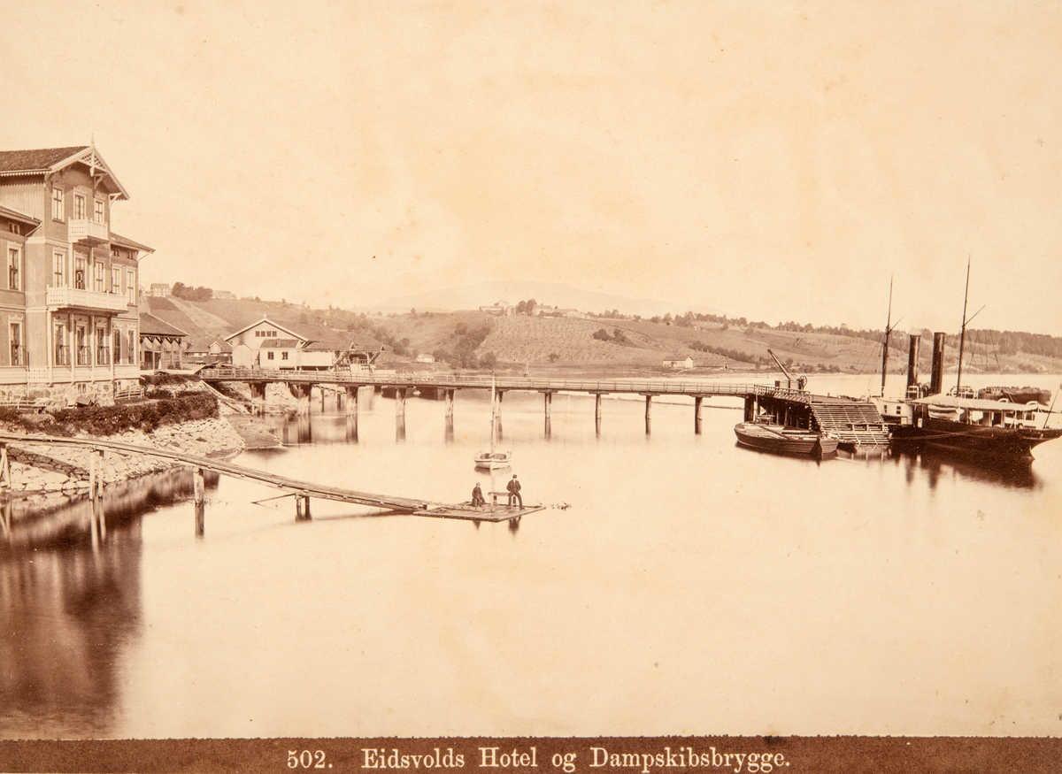Eidsvoll, Eidsvolds hotell og Dampskipsbrygge, mjøsbåten D/S Kong Oscar, fraktepram ved brygga, 
Fotograf P. A. Thorén nr. 502 av "Norske prospekter"