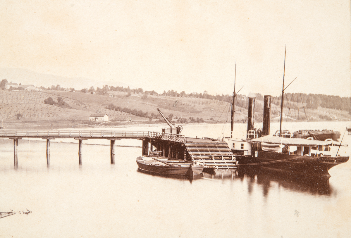 Eidsvoll, Eidsvolds hotell og Dampskipsbrygge, mjøsbåten D/S Kong Oscar, fraktepram ved brygga, 
Fotograf P. A. Thorén nr. 502 av "Norske prospekter"