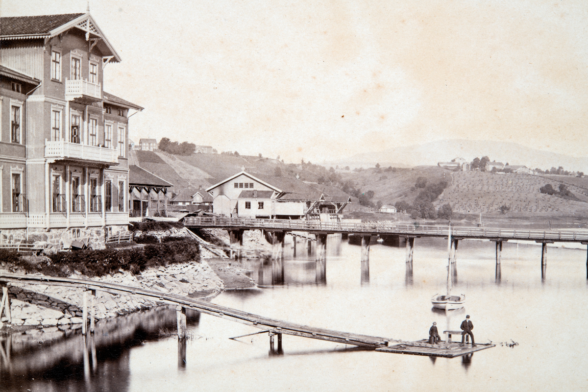 Eidsvoll, Eidsvolds hotell og Dampskipsbrygge, mjøsbåten D/S Kong Oscar, fraktepram ved brygga, 
Fotograf P. A. Thorén nr. 502 av "Norske prospekter"