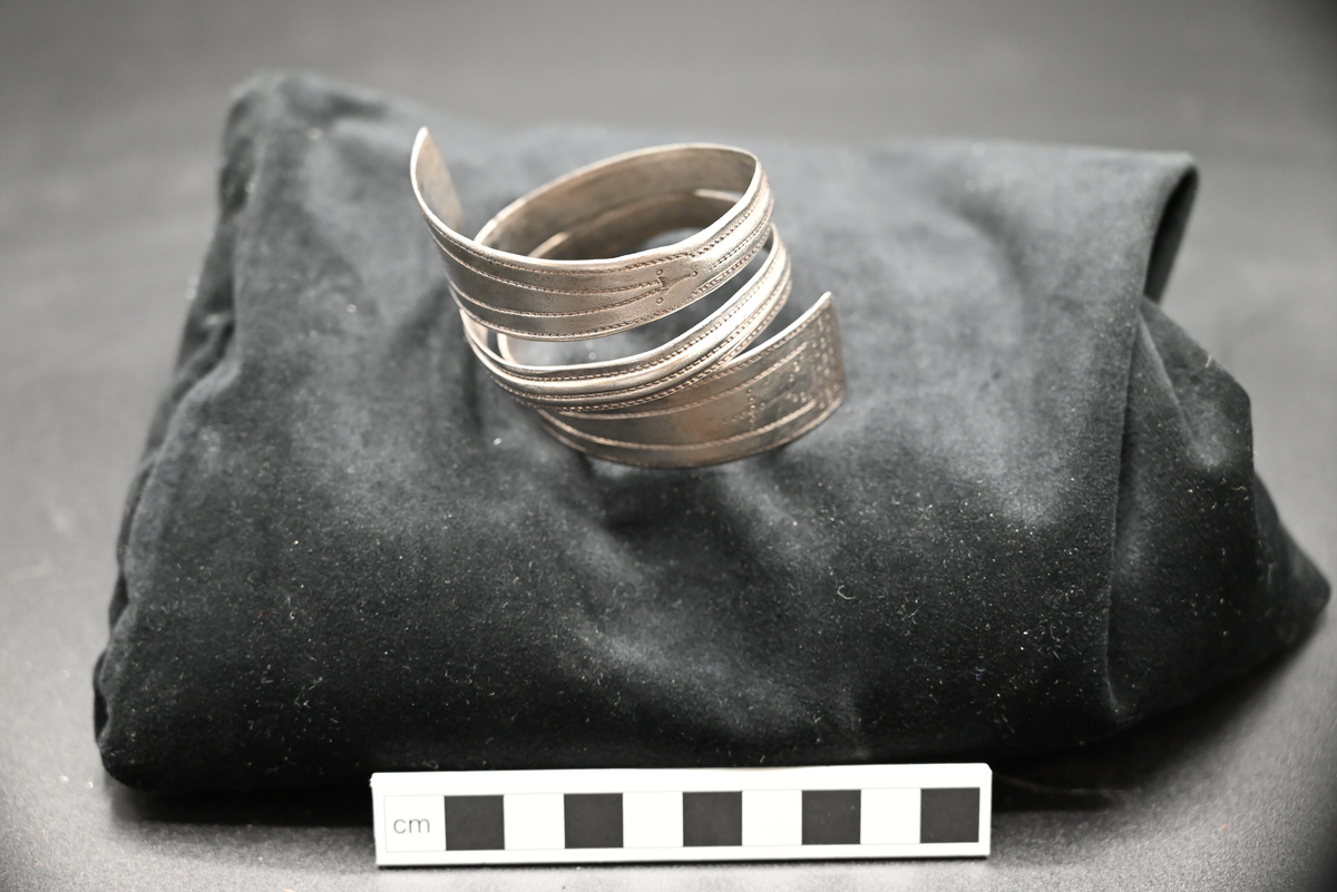 Spiralformad armbygel av silver, vikingatid. Från Vinarve i Rone. Undersökningsår 1973. Fyndnummer 3. 