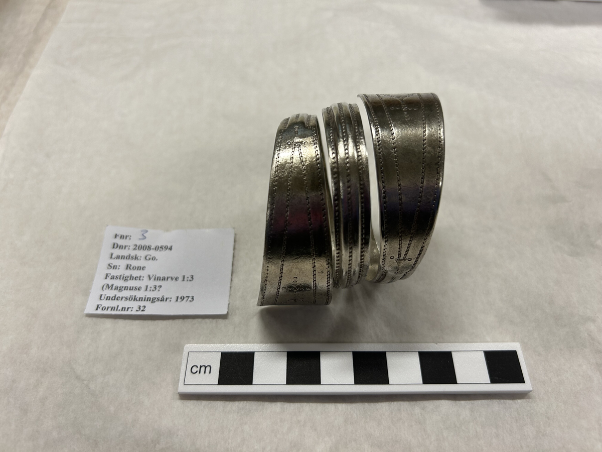 Spiralformad armbygel av silver, vikingatid. Från Vinarve i Rone. Undersökningsår 1973. Fyndnummer 3. 